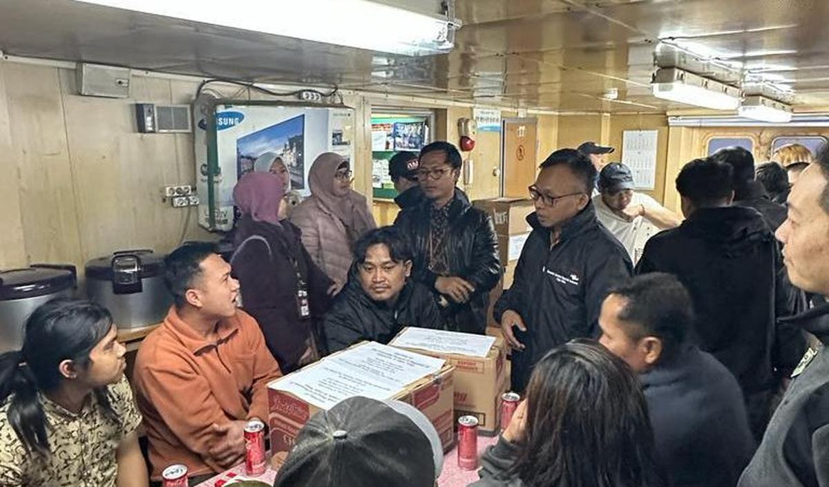 KJRI Cape Town rutin melakukan kunjungan ke para ABK saat kapal-kapal mereka bersandar. Hubungan yang terjalin baik dan erat menjadikan suasana kunjungan KJRI ke ABK seperti keluarga sendiri-hangat penuh kekeluargaan. Tali silaturahmi erat terjalin<br>