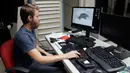 Ben Chalker menunjukkan perangkat lunak CAD dari senjata yang bisa dicetak dengan printer 3D di Austin, Texas, Rabu (1/8). Senjata ini tidak memiliki nomor serial yang bisa dilacak, dan tidak memicu alarm jika melintasi detektor logam. (AP/Eric Gay)