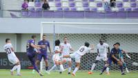 Sepakan keras pemain Persita Tangerang, Javlon Guseynov membobol gawang Borneo FC Samarinda dalam laga pekan ke-17 BRI Super League 2026/2026 di Stadion Indomilk Arena, Tangerang, Jumat (9/1/2026). (Bola.com/Bagaskara Lazuardi)