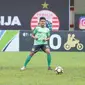 Pemain Persebaya, Fandi Eko Utomo (kiri) saat melakukan pemanasan pada sesi latihan tim jelang laga Gojek Liga 1 bersama Bukalapak di Stadion PTIK, Jakarta, Senin (25/6/2018). Persebaya akan melawan Persija 26 Juni 2018. (Bola.com/Nick Hanoatubun)