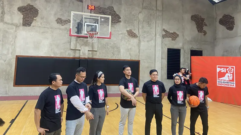 Ketua Umum Partai Solidaritas Indonesia (Ketum PSI) Kaesang Pangarep memberikan rekomendasi dan dukungan kepada sejumlah bakal calon kepala daerah (bacakada) untuk Pilkada 2024 sembari main basket.