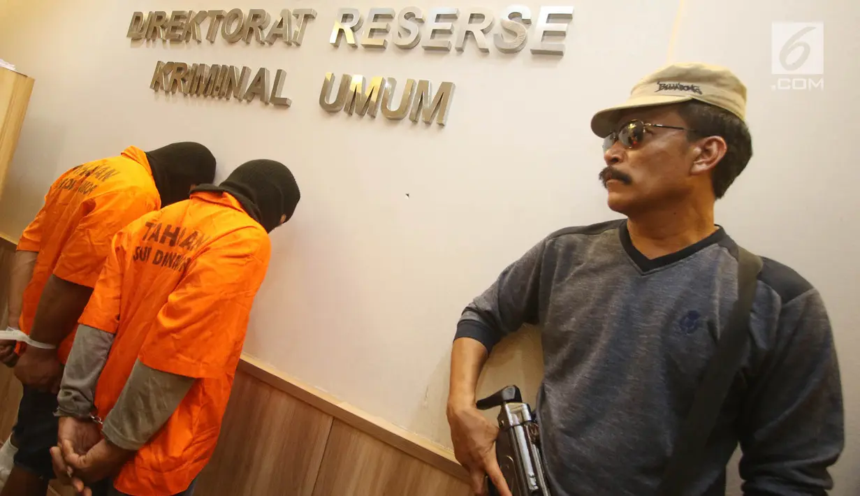 Polisi menunjukan tersangka kasus pembunuhan berencana dan pencurian dengan kekerasan dengan korban Pasutri di Polda Metro Jaya, Jakarta, Jumat (15/9). (Liputan6.com/Immanuel Antonius)