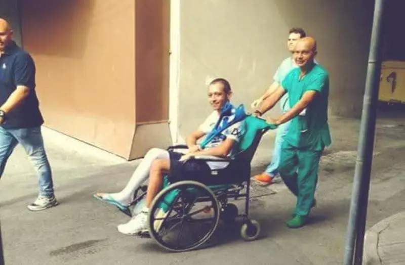 Pembalap Movistar Yamaha, Valentino Rossi, saat keluar dari dari Rumah Sakit Ospedali Riuniti, Sabtu (2/9/2017). (Tuttomoriweb)