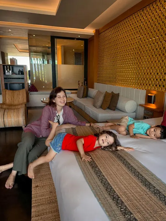 Kimberly Rider memperlihatkan momen kebersamaannya dengan kedua anaknya saat staycation. Ia tampil kompak dengan kedua buah hatinya mengenakan outfit kasual. [Foto: Instagram/kimbrlyryder]
