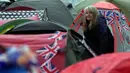 Tak hanya warga Inggris, sejumlah penggemar kerajaan dari luar negeri misalnya seperti Amerika Srikat juga mulai memadati area di dekat Istana Buckingham. (AP Photo/Alessandra Tarantino)