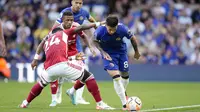 Pemain Nottingham Forest, Serge Aurier, berusaha menghadang pemain Chelsea, Enzo Fernandez, pada pertandingan pekan keempat Premier League 2023/2024 di Stadion Stamford Bridge, Sabtu (2/9/2023). Chelsea takluk 0-1 dari sang tamu. (AP Photo/Kirsty Wigglesworth)