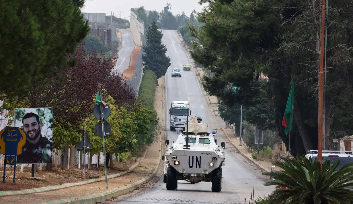 Kendaraan pengangkut personel Pasukan Sementara PBB di Lebanon (UNIFIL) berpatroli di dataran Lebanon selatan di wilayah Khiam di perbatasan dengan Israel pada 10 Oktober 2023. (JOSEPH EID/AFP)