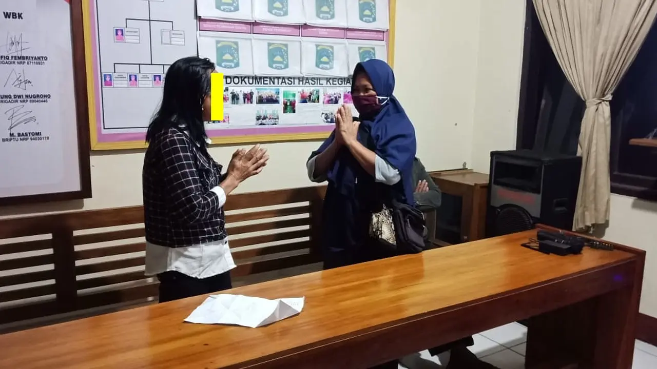Korban (berkerudung) dan pelaku pencopetan di pasar Mandiraja Banjarnegara saling maaf memaafkan usai mediasi di Polsek Mandiraja, beberapa hari yang lalu. (Foto: Liputan6.com/Polsek Mandiraja)