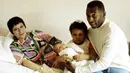 Bintang sepak bola Brasil Pele, istrinya Rosemeri, berfoto bersama putri mereka Kelly dan putra mereka yang baru lahir Edson di lokasi yang tidak diketahui di Brasil pada tahun 1976. Sang legenda juga didiagnosa menderita infeksi pada paru. (AP Photo File)