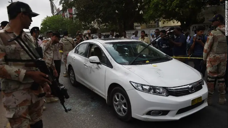 Penembakan mobil yang ditumpangi penyanyi sufi ternama Pakistan, Amjad Sabri. (BBC)