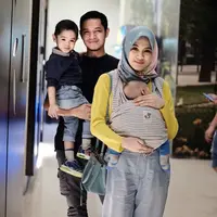 Mengajarkan anak taat beribadah memang tugas penting bagi setiap orang tua, terlebih soal berpuasa di bulan Ramadan. Namun Dude Harlino dan Alyssa Soebandono mengaku belum menyuruh anak-anaknya berpuasa. (Instagram/dude2harlino)