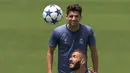 Penyerang Real Madrid, Karim Benzema berusaha mengontrol bola saat mengikuti sesi latihan di sebuah media open day di Madrid, (30/5). Real Madrid akan bertemu wakil Italia Juventus di Final Liga Champions di Cardiff. (AP Photo / Paul White)