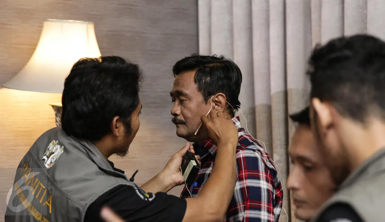 Panitia memasang clip on ke calon Wakil Gubernur DKI Jakarta no 2, Djarot Saiful Hidayat sebelum debat terakhir Pilgub DKI Jakarta dimulai di Hotel Bidakara, Jakarta, Rabu (12/4). (Liputan6.com/Faizal Fanani)