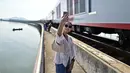 Perjalanan kereta apung ini akan memakan waktu 3-4 jam. Penumpang akan berangkat pada pukul 06.00 dari Bangkok. Dalam perjalanan ini penumpang kereta akan diajak berhenti di tengah-tengah bendungan selama 20 menit untuk menikmati pemandangan dan berfoto-foto. (MANAN VATSYAYANA/AFP)