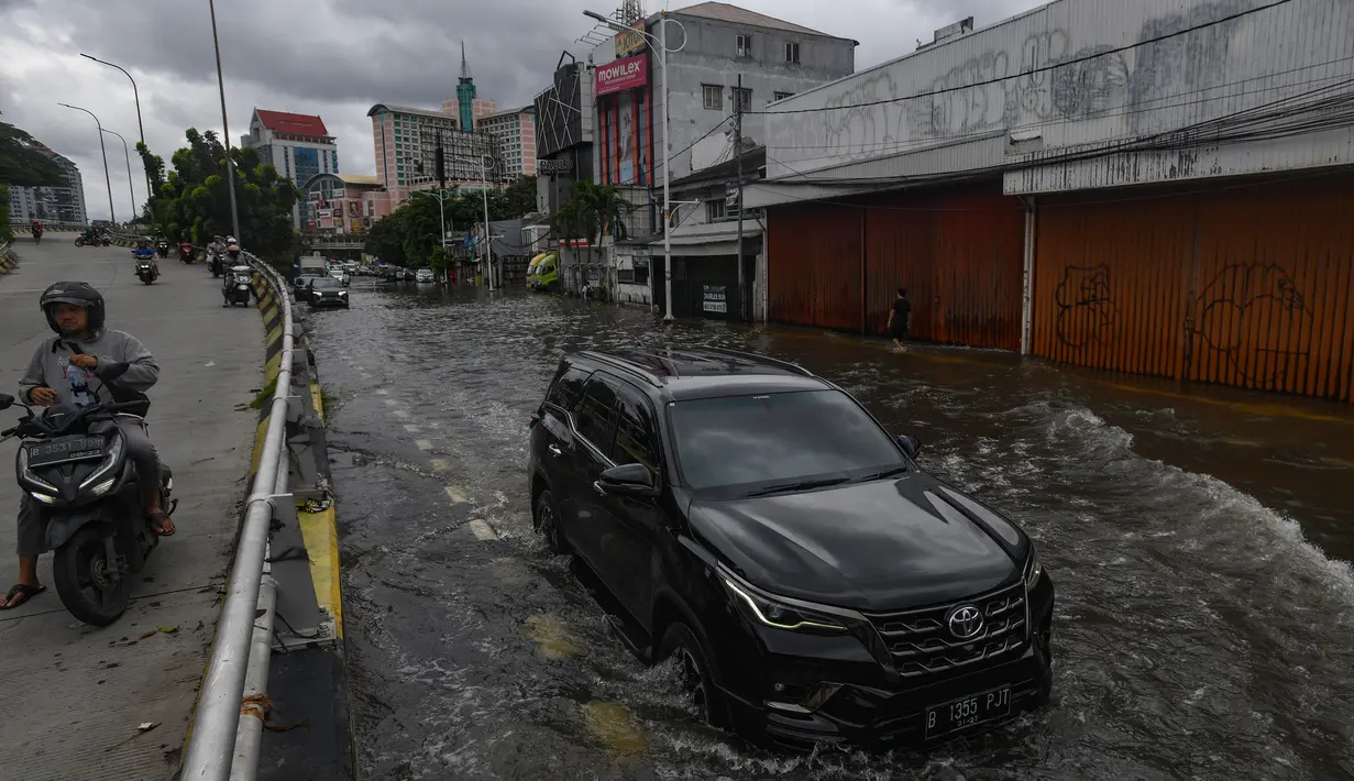 Polres Metro Jakarta Barat sudah melakukan pengalihan arus lalu lintas di sejumlah ruas jalan yang terdampak banjir. (merdeka.com/Arie Basuki)