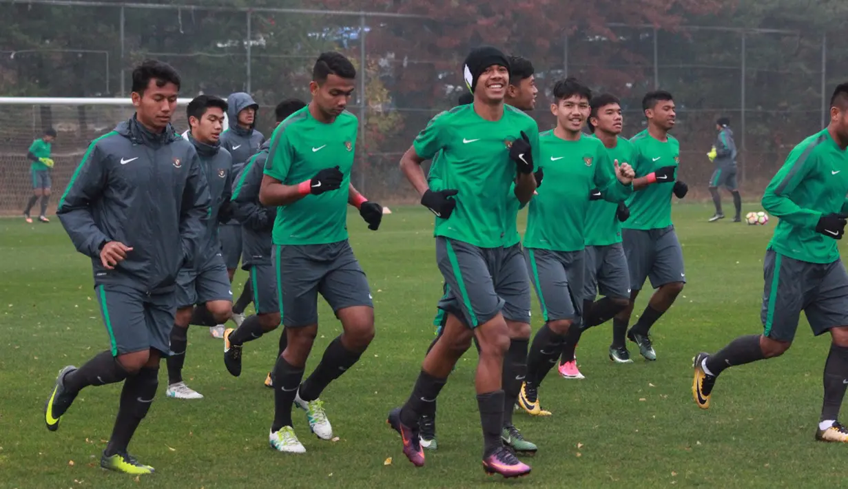 Pemain Timnas Indonesia U-19 melakoni sesi latihan di Paju, Korea Selatan, Jumat (11/3). Latihan ini jelang laga ketiga Grup F kualifikasi Piala Asia U-19 2018 melawan Korea Selatan di Paju Public Stadium, Paju, Sabtu (12/3). (Liputan6.com/Dok PSSI)