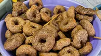 Jalabia, kue tradisional khas Bekasi yang menyerupai donat. (Dok. Liputan6.com/Dyra Daniera)