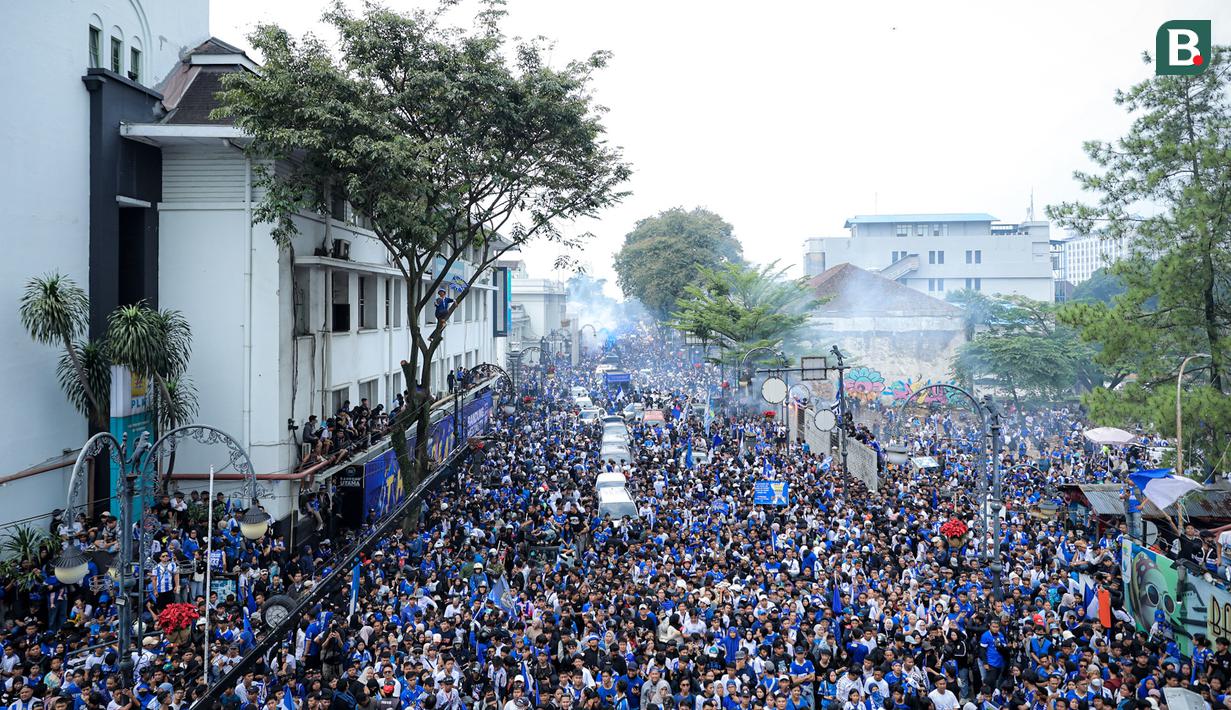 Ribuan bobotoh memadati kota Bandung dalam pawai juara BRI Super League musim ini di Kota Bandung, Minggu (24/05/2026) pagi WIB. (Bagaskara Lazuardi/Bola.com)