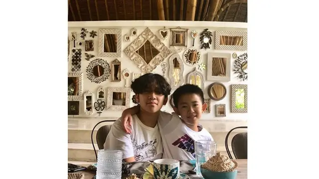 Menjadi seorang kakak, Raphael Sarmanella sangat dekat dengan sang adik.