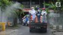 Petugas PMI melakukan penyemprotan disinfektan di RW 09 Kompleks TNI AL Gandaria, Jakarta Selatan, Senin (14/2/2022). Penyemprotan yang difasilitas Satgas Covid 19 Lantamal III TNI AL tersebut dilakukan untuk mencegah penyebaran COVID-19 varian Omicron. (merdeka.com/Arie Basuki)