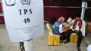 Petugas Kelompok Penyelenggara Pemungutan Suara (KPPS) menjalani pemeriksaan kesehatan oleh petugas medis Puskesmas saat pemungutan suara ulang di TPS 49 Rengas, Ciputat Timur, Tangsel, Rabu (24/4). Pemeriksaan untuk antisipasi menurunnya kesehatan fisik akibat kelelahan. (merdeka.com/Arie Basuki)