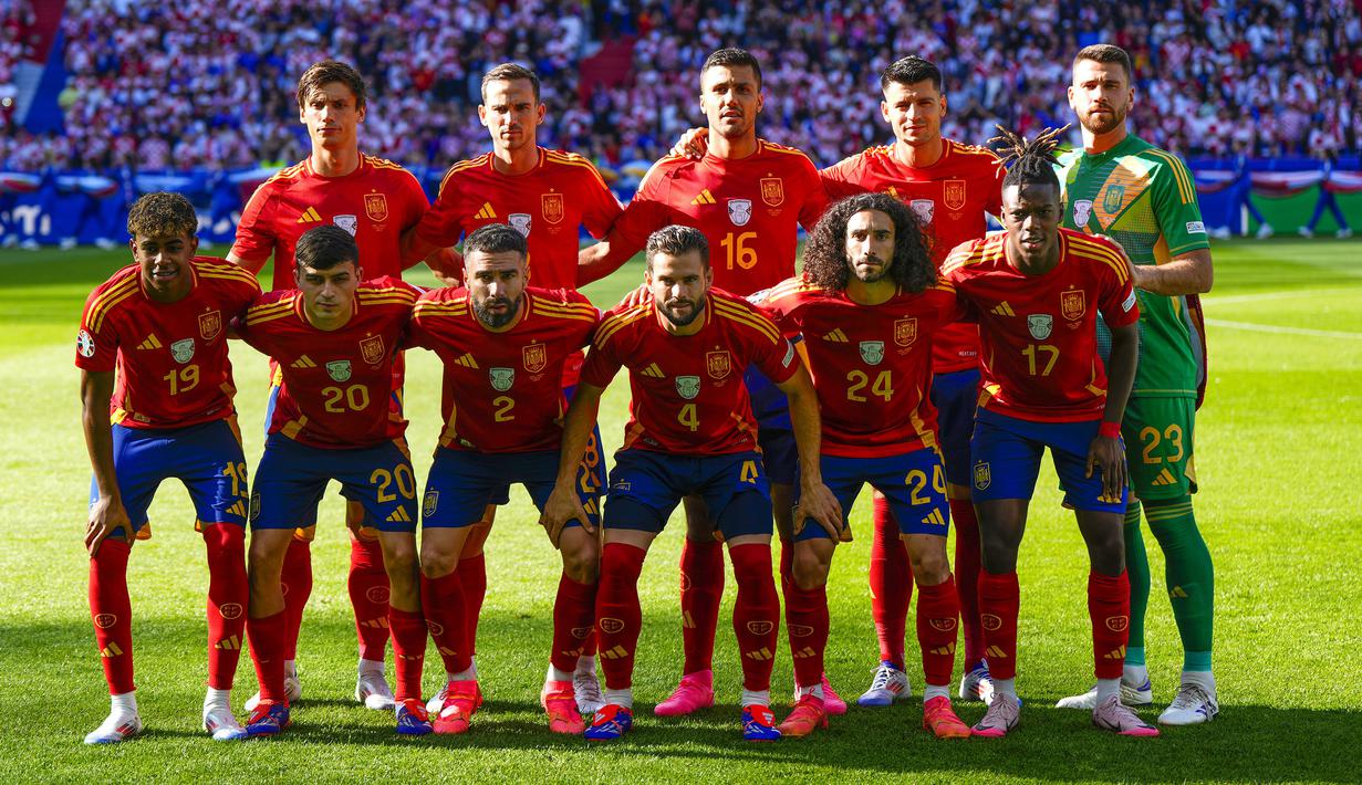 Para pemain starting XI Timnas Spanyol berfoto bersama jelang dimulainya laga Grup B Euro 2024 menghadapi Timnas Kroasia di Olympiastadion, Berlin, Jeman, Sabtu (15/6/2024). (AP Photo/Manu Fernandez)