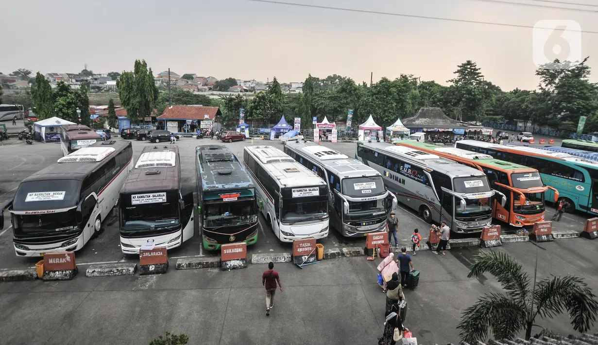 <p>Sejumlah bus AKAP terparkir di Terminal Kampung Rambutan, Jakarta, Senin (25/4/2022). Memasuki H-7 Idul Fitri 1443 H, ribuan pemudik mulai memadati Terminal Kampung Rambutan dengan tujuan berbagai kota di Jawa, Sumatera, dan Bali. (merdeka.com/Iqbal S. Nugroho)</p>