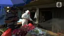 Petugas Palang Merah Indonesia (PMI) melakukan spraying pasar Karang Anyar dengan cairan disinfektan, Jakarta Pusat, Rabu (24/6/2020). Penyemprotan cairan disinfektan yang dilakukan tesebut untuk memutus penyebaran virus corona (COVID-19) pada PSBB Transisi new normal. (merdeka.com/Imam Buhori)