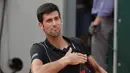 Petenis Serbia, Novak Djokovic meninggalkan lapangan seusai kalah dari petenis Italia Marco Cecchinato pada perempatfinal Prancis Terbuka 2018, Selasa (5/6). Djokovic dikalahkan petenis non-unggulan dalam duel empat set. (AP/Alessandra Tarantino)