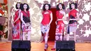Ragam busana rancangan desainer Anne Avantie dalam peragaan bertajuk Pecinan Jaman Now di Mal Taman Anggrek, Jakarta, Jumat (9/2). Dalam acara ini ada pertunjukan barongsai, seni kaligrafi Tionghoa, dan Parade Show. (Liputan6.com/Immanuel Antonius)