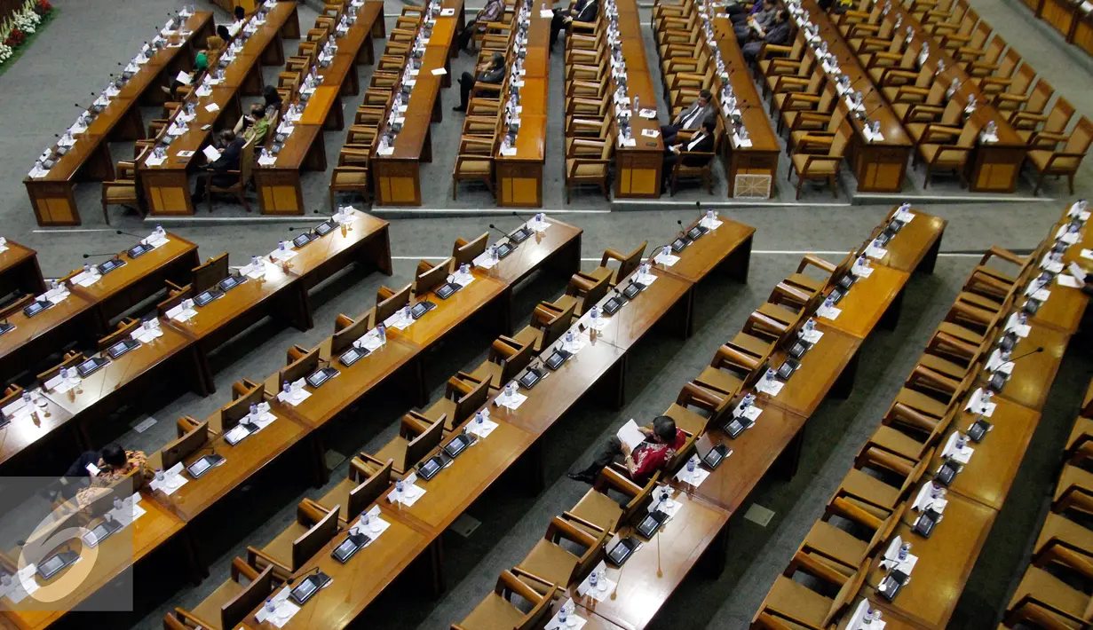 Sejumlah Anggota dewan mengikuti Sidang Paripurna di Kompleks Parlemen, Jakarta, Senin (29/8). Sebanyak 267 anggota dewan tak hadir saat sidang yang berlangsung dalam rangka HUT ke-71 DPR tersebut. (Liputan6.com/Johan Tallo)