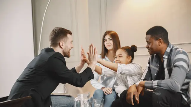 Mengenal Ritual Family High-Five Circle dan Manfaatnya untuk Kedekatan Emosi Keluarga