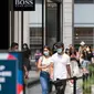 Sejumlah pelanggan yang mengenakan masker berbelanja di CF Toronto Eaton Center di Toronto, Kanada, pada 7 Juli 2020. Penggunaan pelindung wajah di dalam ruangan dan tempat yang dapat diakses publik menjadi suatu kewajiban di Kota Toronto pada Selasa (7/7). (Xinhua/Zou Zheng)