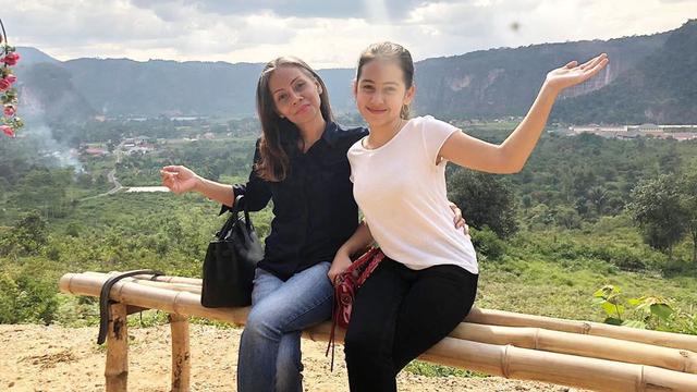 6 Potret Kedekatan Sandrinna Michelle dan Ibunda, Penuh Kehangatan