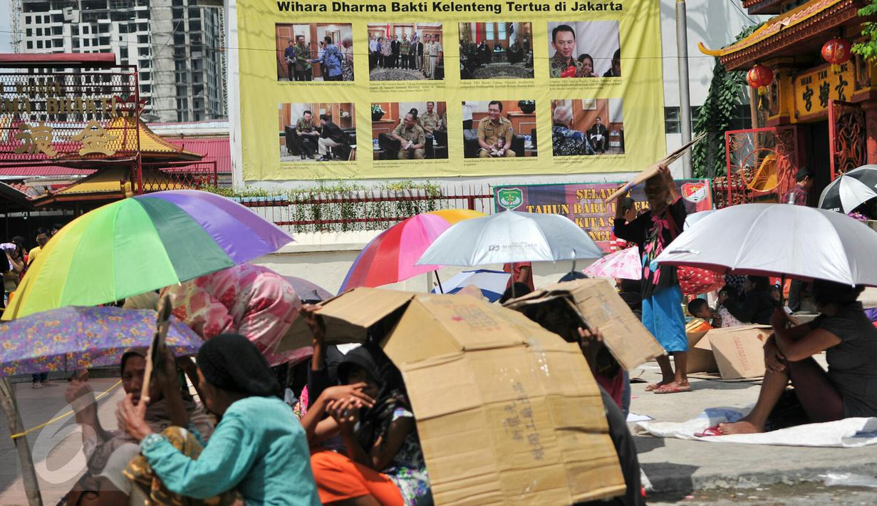 Pengemis saat memenuhi pelataran Vihara Dharma Bhakti untuk mendapatkan angpao, Jakarta, Minggu (7/2/2016). (Liputan6.com/Yoppy Renato)