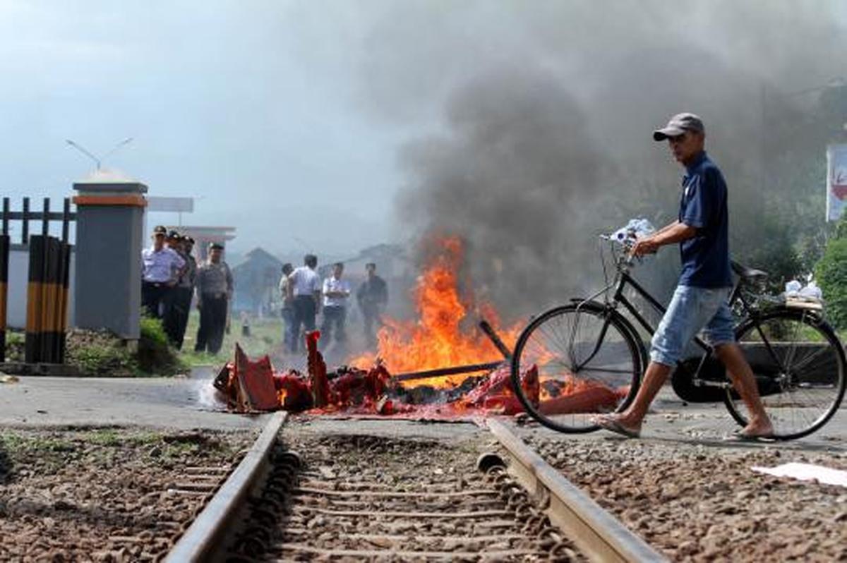 Jalur kereta api diblokir!