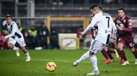 Proses gol penalti yang dicetak striker Juventus, Cristiano Ronaldo, ke gawang Torino pada laga Serie A di Stadion Olympic, Turin, Sabtu (15/12). Torino kalah o-1 dari Juventus. (AFP/Marco Bertorello)
