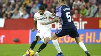 Ever Banega (kiri) membantu Sevilla menang atas Real Valladolid (CRISTINA QUICLER / AFP)