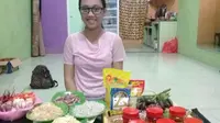 Siti Nurjanah fokus membuat sambal 9 varian rasa yang dipromosikan lewat Instagram (Liputan6.com/Komarudin)