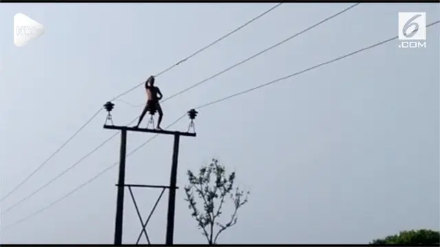 Seorang pria mabuk bergelantungan di kabel listrik tegangan tinggi di India. Beruntung saat itu terjadi pemadaman listrik.