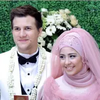 Stuart dan Risty menikah pada 19 April 2015 di Bogor, Jawa Barat. Namun, pada 20 Agustus 2015, Risty, yang sedang hamil muda, melayangkan gugatan cerai terhadap Stuart. (Via Instagram/@Stuartcollin)