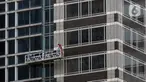Pekerja membersihkan kaca gedung bertingkat di kawasan Sudirman Central Business District (SCBD), Jakarta, Senin (8/6/2020). Hampir tiga bulan kebijakan work from home (WFH) akibat pandemi COVID-19, banyak gedung bertingkat tidak terawat hari ini mulai dibersihkan. (merdeka.com/Dwi Narwoko)