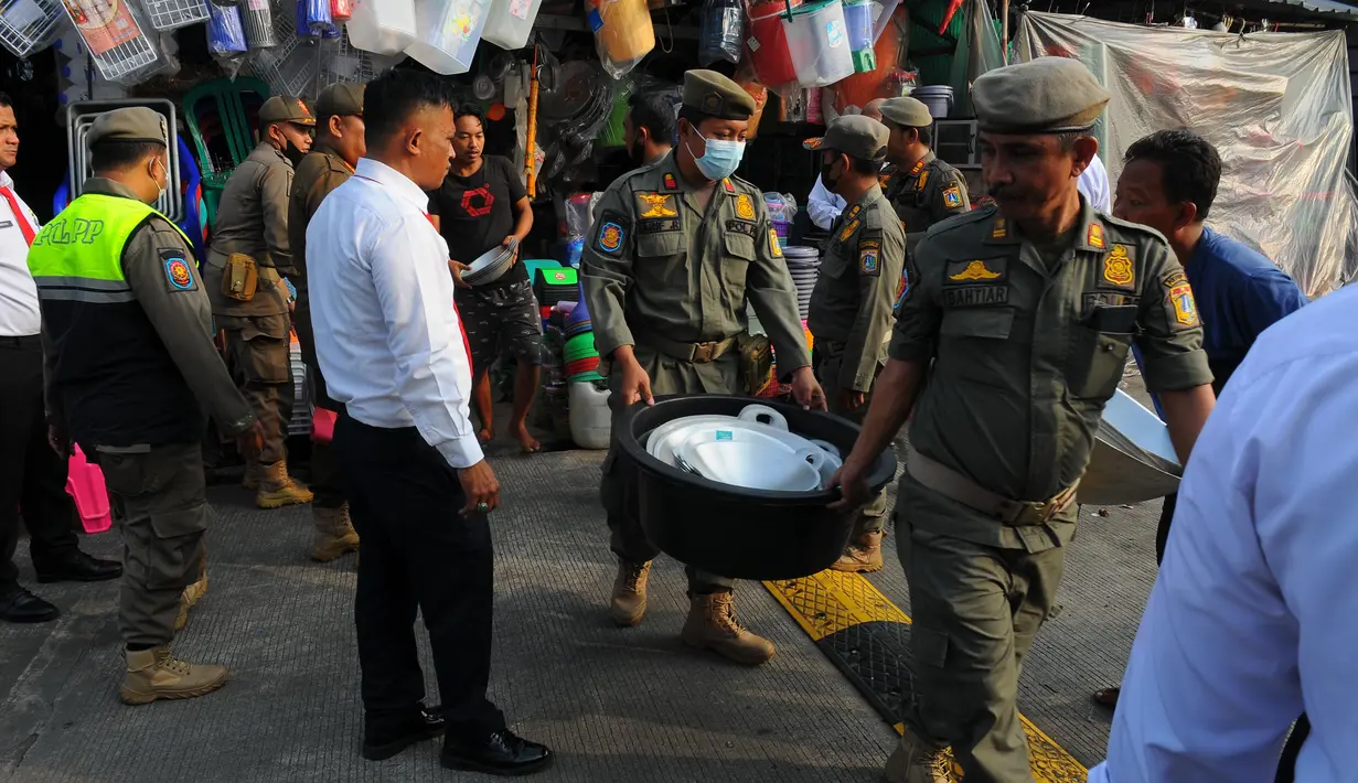 Meski sudah memohon agar barang dagangannya tidak dikeluarkan petugas, namun para pedagang tidak bisa berbuat banyak. (merdeka.com/Imam Buhori)