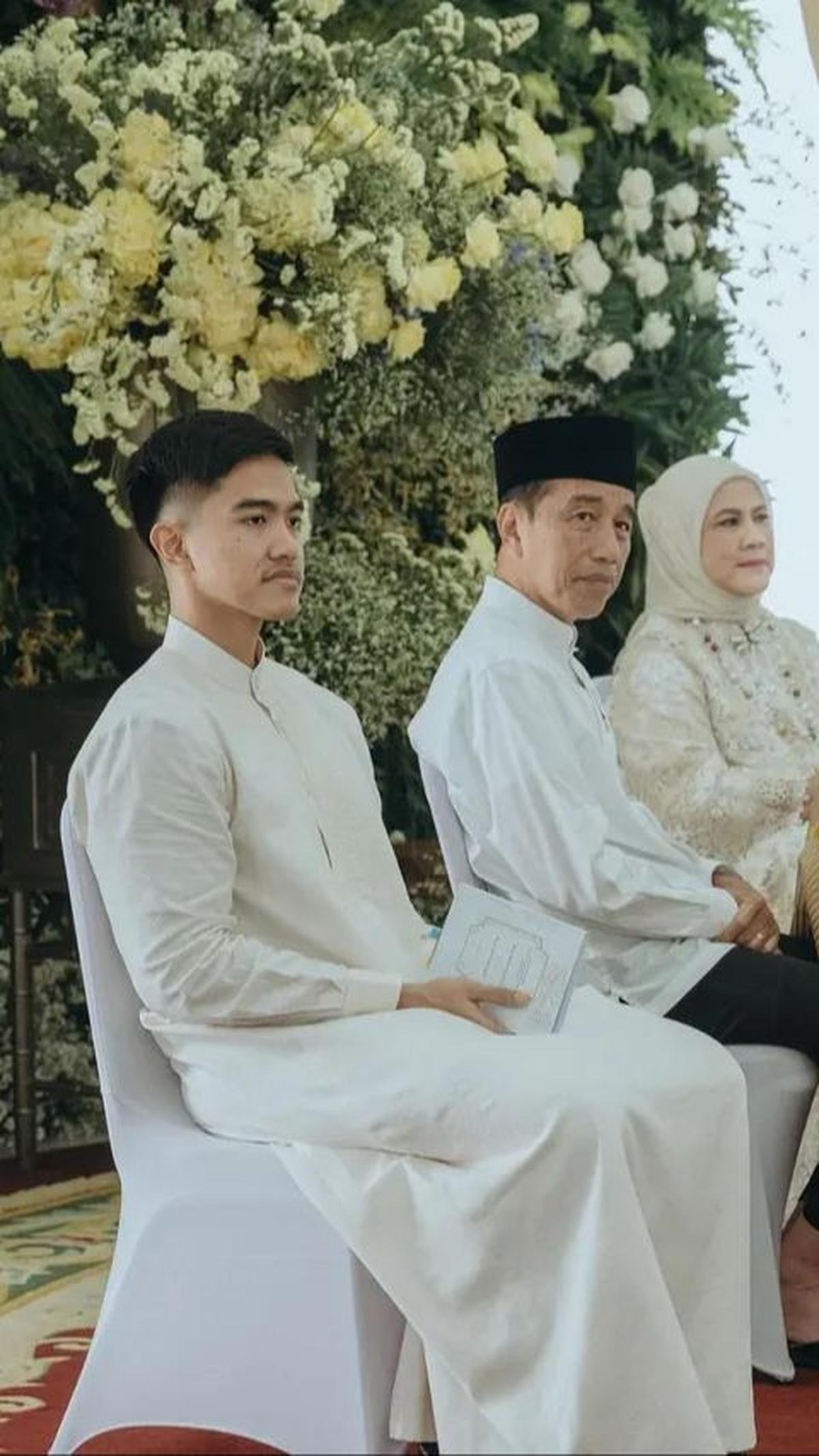 Dekorasi bernuansa hijau yang dipenuhi bunga membuat suasana ruangan semakin adem dan nyaman.