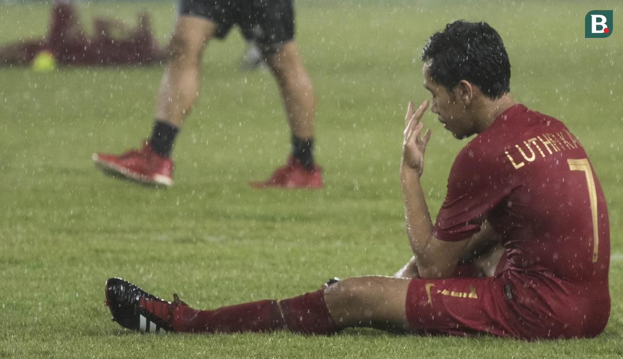 Gelandang Timnas Indonesia, Luthfi Kamal, tampak kecewa usai dikalahkan Jepang pada laga AFC U-19 Championship di SUGBK, Jakarta, Minggu (25/10). Indonesia kalah 0-2 dar Jepang. (Bola.com/Vitalis Yogi Trisna)