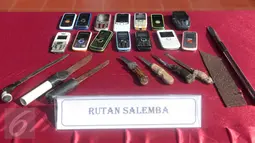 Barang-barang milik penghuni lapas yang berhasil disita petugas di Lapas Narkotika Kelas II A Cipinang, Jakarta, Rabu (23/12/2015). Petugas memusnahkan ratusan ponsel yang didapat dari penggeledahan selama Mei-Desember 2015. (Liputan6.com/Gempur M Surya)
