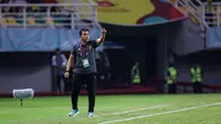 Pelatih kepala Timnas Indonesia U-17, Bima Sakti memberi instruksi kepada pemainnya saat menghadapi Timnas Panama U-17 pada laga kedua Grup A Piala Dunia U-17 2023 di Stadion Gelora Bung Tomo (GBT), Surabaya, Senin (13/11/2023). (Bola.com/Bagaskara Lazuardi)
&nbsp;