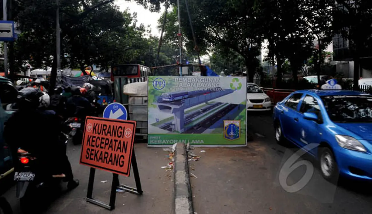 Pembangunan jalan layang khusus bus transjakarta Koridor 13 Kapten Tendean-Blok M-Ciledug dimulai dengan uji tanah di delapan lokasi dari total 27 lokasi pemancangan tiang, Jakarta, Rabu (4/1/2015). (Liputan6.com/Johan Tallo)