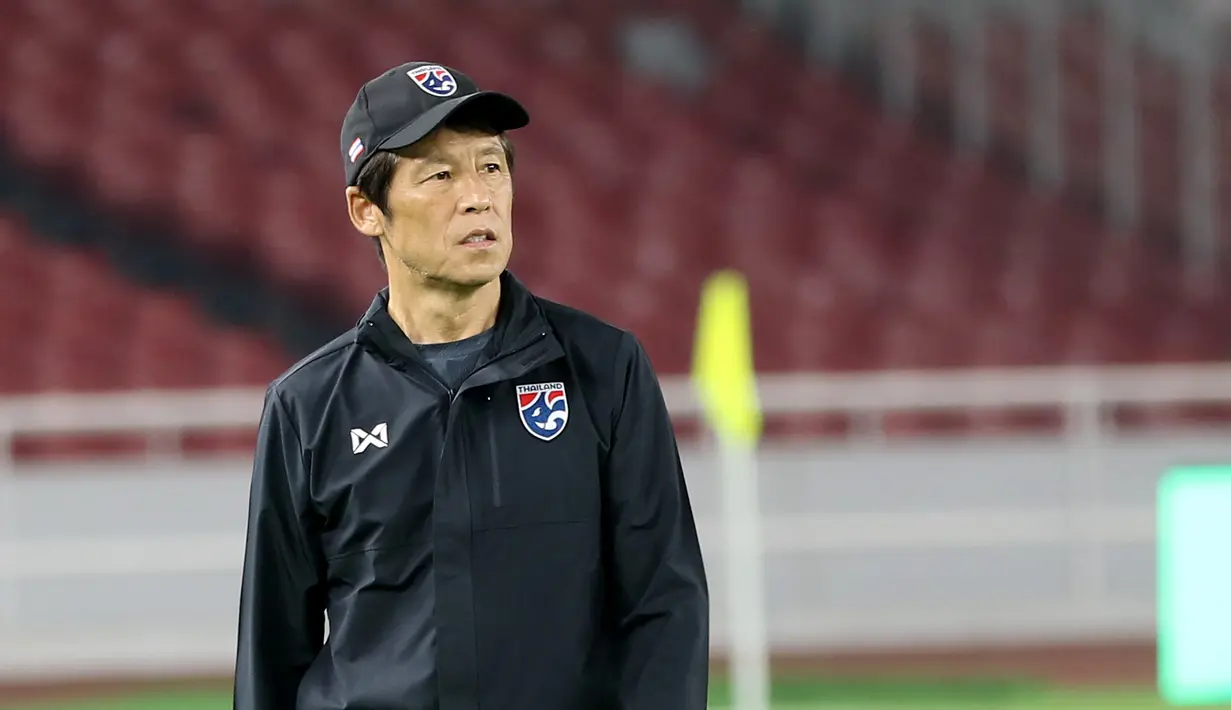 Pelatih Thailand, Akira Nishino, saat latihan jelang laga kualifikasi Piala Dunia 2022 di SUGBK, Jakarta, Senin (9/9). Thailand akan berhadapan dengan Indonesia. (Bola.com/M Iqbal Ichsan)
