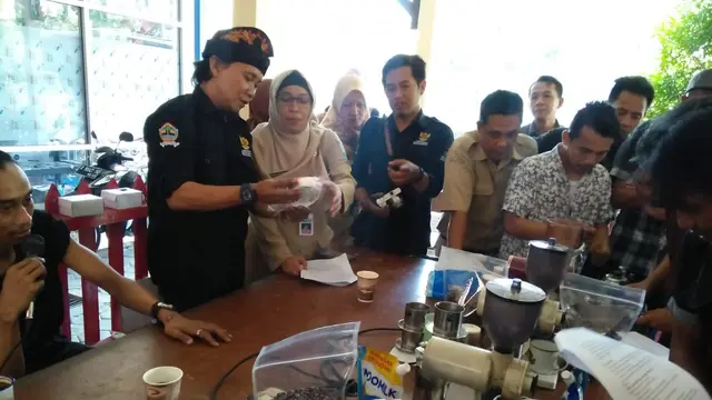 Maesto Kopi Indonesia Ashari Kimiawan melatih 20 orang pengracik kopi atau lebih dikenal dengan sebutan Barista, di Purbalingga. (Liputan6.com/Dinkominfo PBG/Muhamad Ridlo)